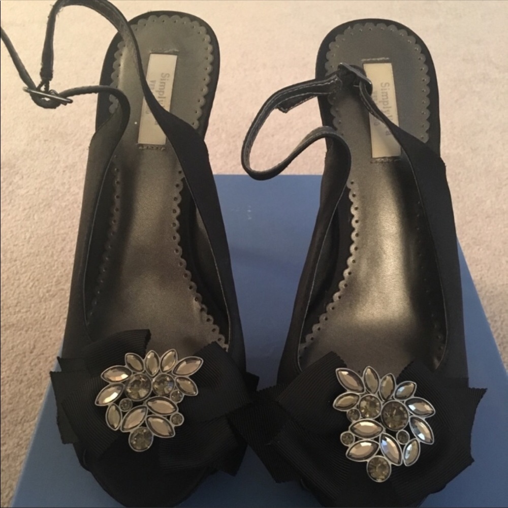 SimplyVera by Vera Wang Peep Toe Heels
